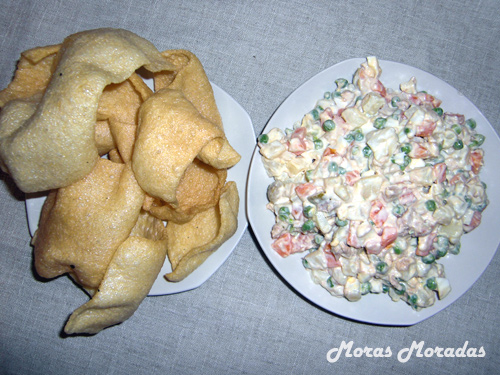 ensaladilla rusa y cortezas de cerdo grandes ensaladilla rusa y cortezas de cerdo grandes