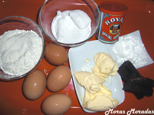 ingredientes para el bizcocho del pastel de chocolate ingredientes para el bizcocho del pastel de chocolate