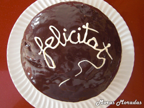 pastel de chocolate decorado con letras de vainilla pastel de chocolate decorado con letras de vainilla