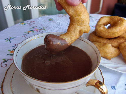 buñuelos de viento con chocolate caliente buñuelos de viento con chocolate caliente