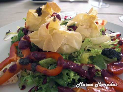 ensalada de saquitos de queso de cabra con vinagreta de frutos del bosque ensalada de saquitos de queso de cabra con vinagreta de frutos del bosque