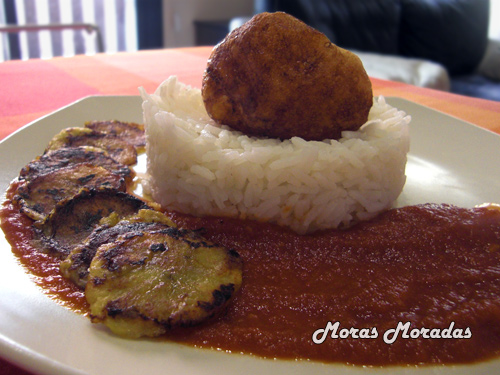 arroz a la cubana con huevo buñuelo y plátano macho