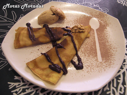 crepe con chocolate caliente y helado de turrón crepe con chocolate caliente y helado de turrón