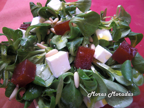 ensalada de canónigos con queso fresco, membrillo y piñones ensalada de canónigos con queso fresco, membrillo y piñones