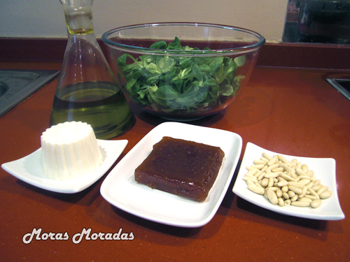 ingredientes para hacer la ensalada de canónigos, queso fresco y membrillo ingredientes para hacer la ensalada de canónigos, queso fresco y membrillo