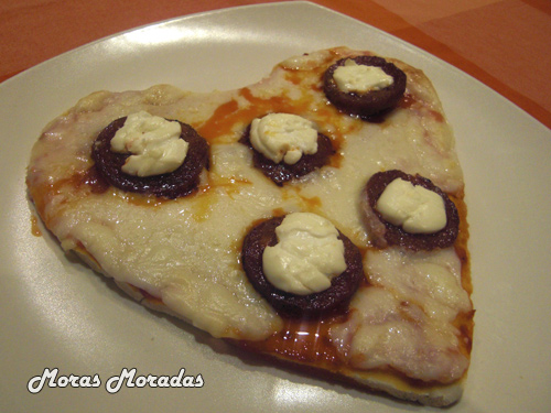 pizza con forma de corazón pizza con forma de corazón