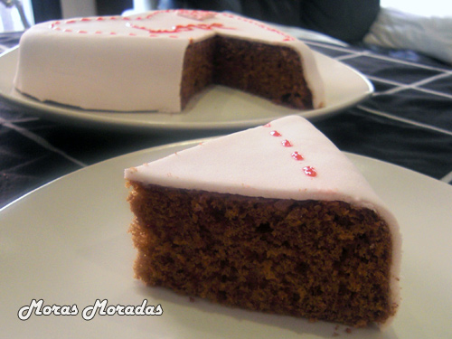 porción de pastel de corazón con fondant de nubes porción de pastel de corazón con fondant de nubes