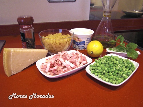 ingredientes para hacer mini coditos de pasta con salsa cremosa de bacon ahumado y guisantes ingredientes para hacer mini coditos de pasta con salsa cremosa de bacon ahumado y guisantes