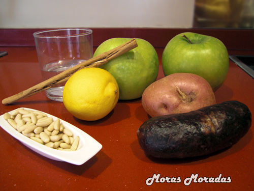 ingredientes para hacer montaditos de patata, morcilla y compota de manzana ingredientes para hacer montaditos de patata, morcilla y compota de manzana
