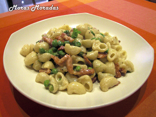 mini coditos de pasta con salsa cremosa de bacon ahumado y guisantes mini coditos de pasta con salsa cremosa de bacon ahumado y guisantes