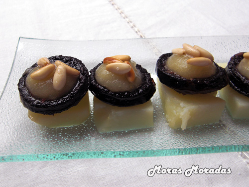 montadito de patata, morcilla y compota de manzana montadito de patata, morcilla y compota de manzana