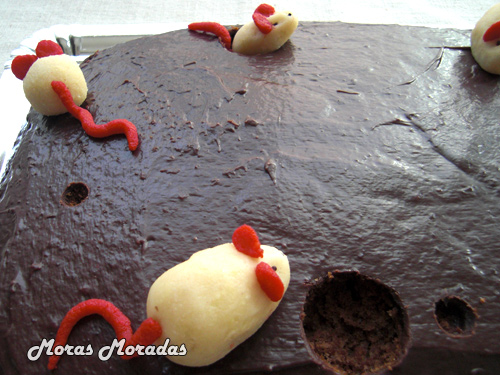 detalle de la mona de chocolate "malditos roedores" detalle de la mona de chocolate "malditos roedores"