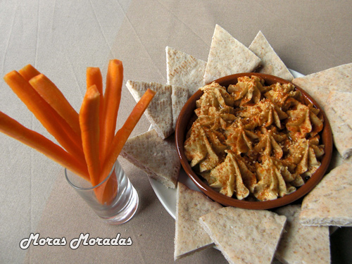 hummus con pan de pita y zanahoria hummus con pan de pita y zanahoria