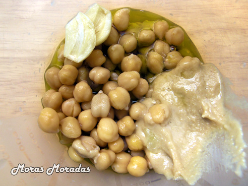 triturar ingredientes para hacer hummus triturar ingredientes para hacer hummus