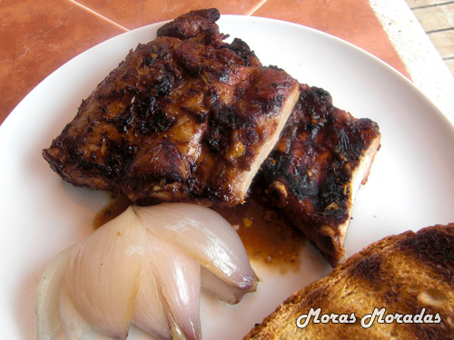 costillas con salsa barbacoa y cebolla a la barbacoa costillas con salsa barbacoa y cebolla a la barbacoa