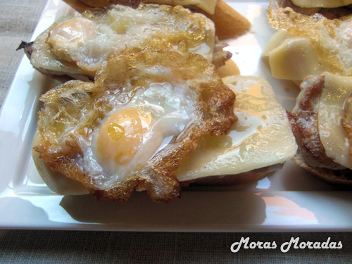 montadito de lomo, queso y huevos de codorniz montadito de lomo, queso y huevos de codorniz