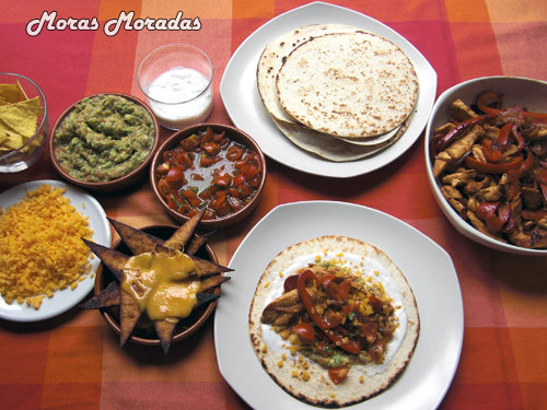 comida mejicana con fajitas y guacamole comida mejicana con fajitas y guacamole
