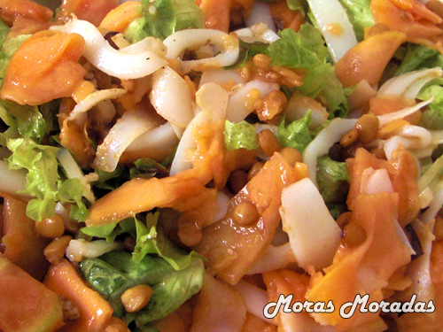 ensalada de lentejas, sepia y papaya