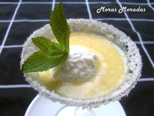 piña colada con helado de coco piña colada con helado de coco