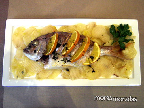 besugo al horno con naranja y patatas panadera