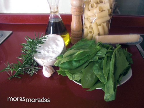 ingredientes para hacer rigatoni con camembert y espinacas