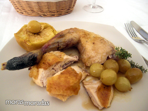 pularda asada con manzanas y uvas
