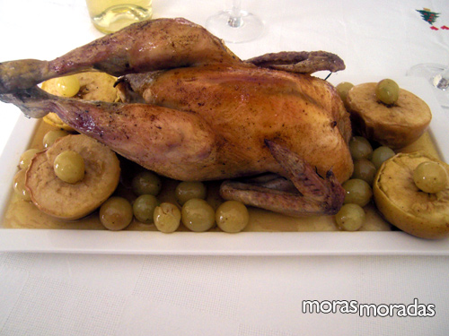 pularda asada con manzanas y uvas