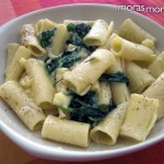 rigatoni con camembert y espinacas