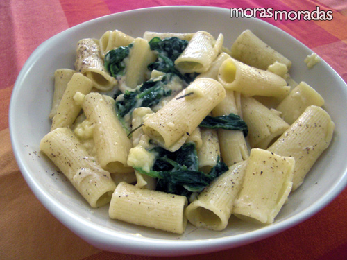 rigatoni con camembert y espinacas