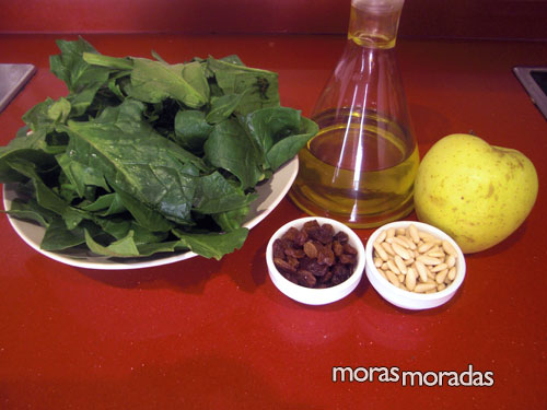 ingredientes para hacer espinacas a la catalana
