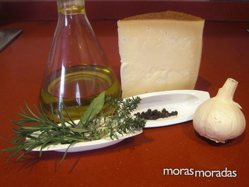 ingredientes para hacer marinar queso al romero