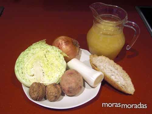 ingredientes para hacer crema de col con picatostes
