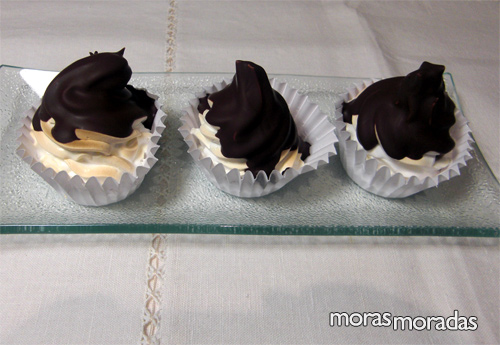 merengue italiano bañado con chocolate