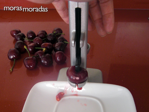deshuesando cerezas con ayuda de un deshuesador deshuesando cerezas con ayuda de un deshuesador