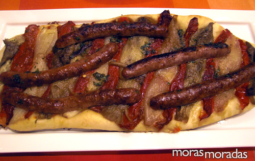 coca de recapte de ensalada asada y salchichas coca de recapte de ensalada asada y salchichas