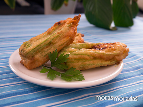 flores de calabacín rellenas de queso en tempura