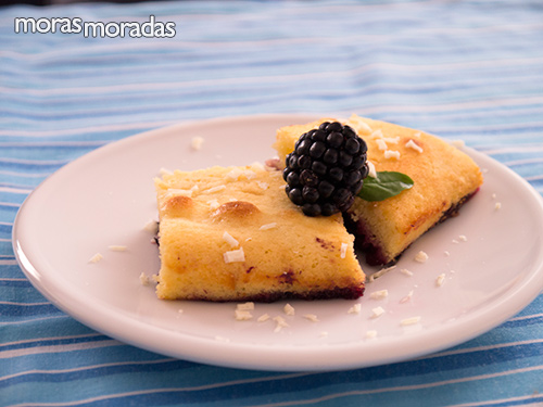 Brownie de chocolate blanco con moras